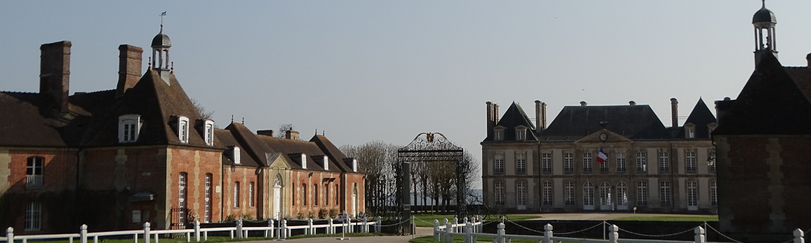 Image du Haras du Pin, avec vue sur le chateau et les ecuries en brique rouge de chaque côté