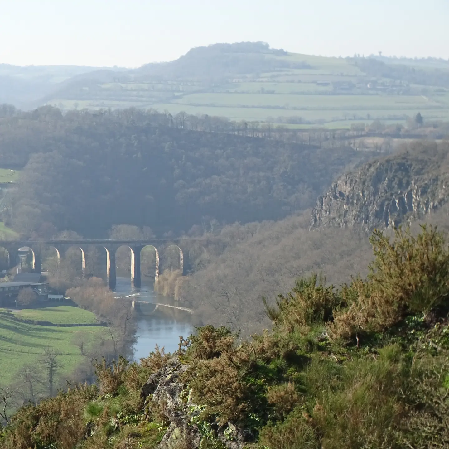 Vue sur l'Orne avec des falaises et un aqueduc